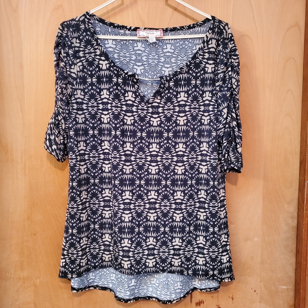🔴 C'est La Vie Hi-Lo top with sleeve ruching.
